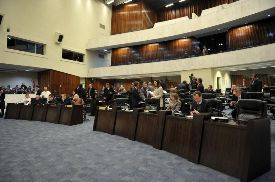 Visão geral da sessão extraordinária desta quinta-feira (25).