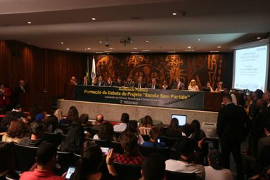Assembleia debate projeto que cria o programa Escola Sem Partido