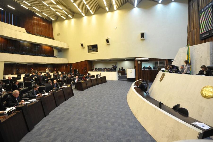 Parlamentares reunidos durante a sessão plenária desta quarta-feira (06).