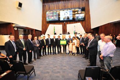 Assembleia homenageia Erondy Silvério dando seu nome a tribuna de honra