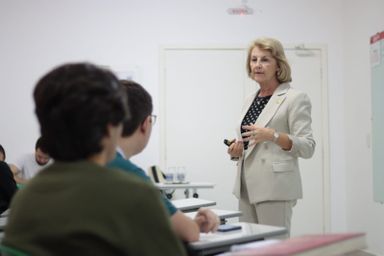 Em aula para estudantes de medicina, deputada Márcia Huçulak (PSD) aborda telessaúde e uso da tecnologia