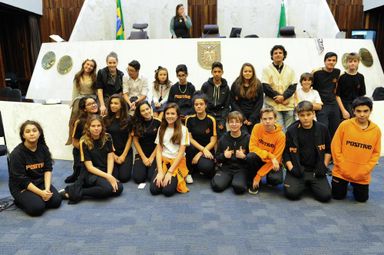 Alunos dos colégios Positivo e Amplação visitam a Assembleia e conhecem finalistas do "The Voice Kids"