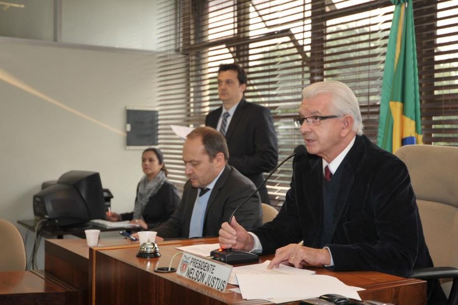 Parlamentares reunidos na CCJ desta terça-feira (27). 