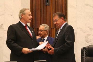 Governo Entrega Projetos de Reajuste Salarial à Alep