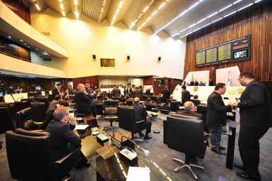 Deputados aprovam em primeira votação PEC que autoriza a cessão de servidores públicos às APAEs