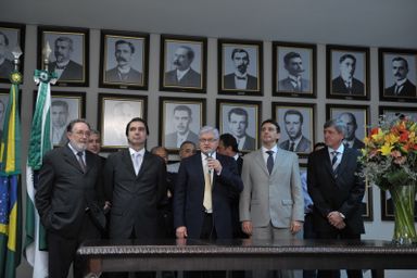 Novos deputados tomam posse em solenidade na Presidência da Assembleia