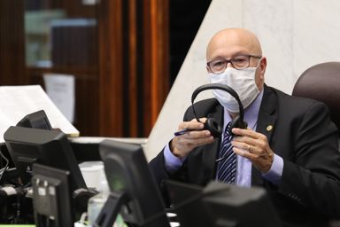 Projeto prevê que títulos de mestrado e doutorado internacionais poderão ser reconhecidos no Paraná