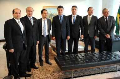 Plauto participa de reunião em que Richa negocia nova fábrica da Ambev no Paraná