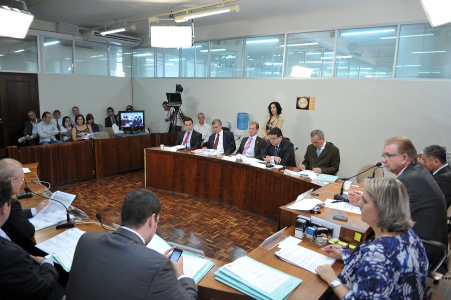 Parlamentares reunidos na CCJ.