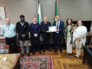Deputado Romanelli entrega homenagem pelos 45 anos da Agência do Trabalhador de Curitiba