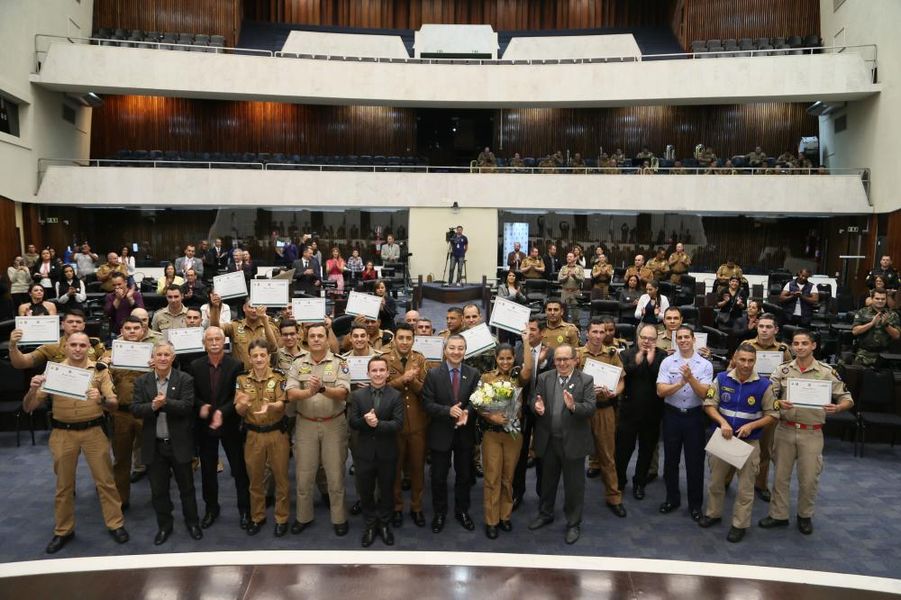 homenagem PMs e bombeiros