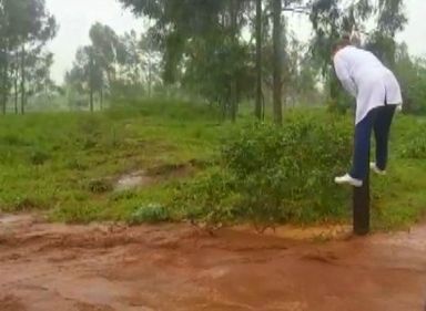 Auxiliar de enfermagem que enfrentou enxurrada para vacinar idoso será homenageada pela Assembleia