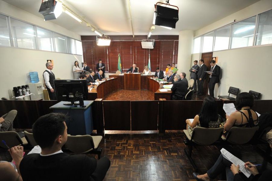 Parlamentares reunidos na CCJ desta terça-feira (14). 