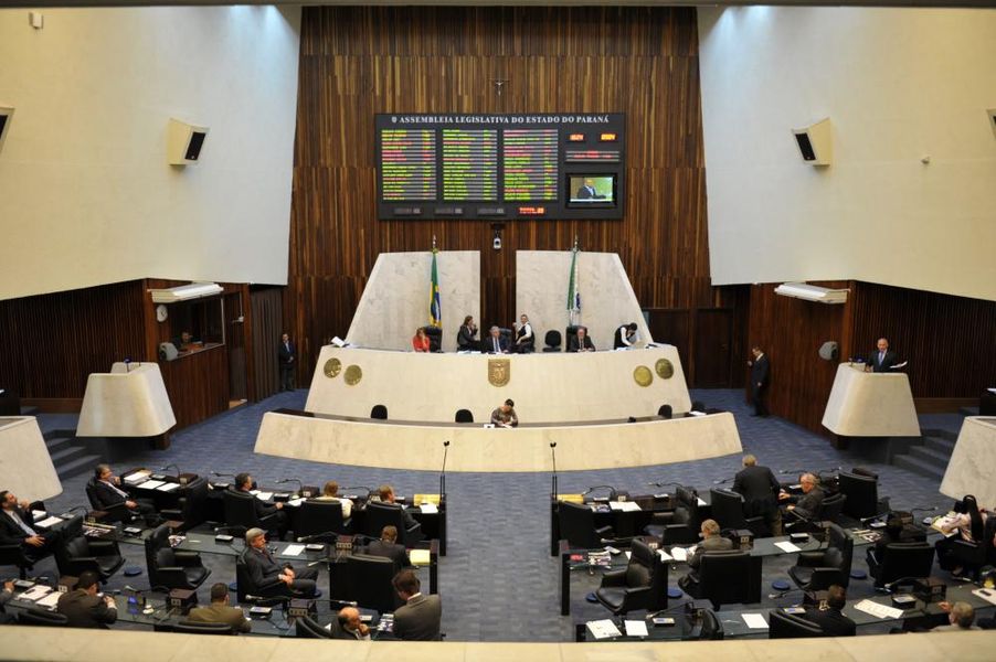 Parlamentares reunidos na sessão plenária desta segunda-feira (14).