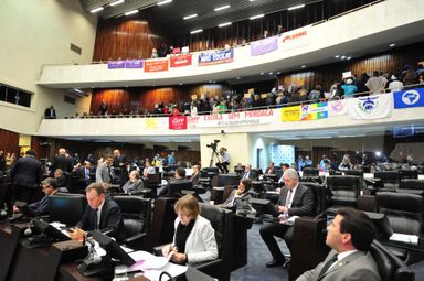 Maioria dos deputados decide retirar de pauta projeto Escola Sem Partido