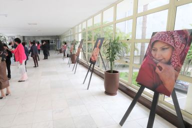 Exposição alerta para prevenção do câncer de mama e mostra resgate da autoestima feminina