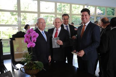 Ex-ministro Borges da Silveira lança livro analisando os altos e baixos da Nova República