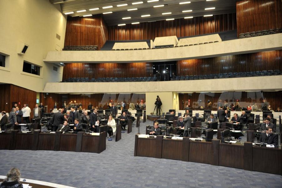 Visão geral da sessão plenária desta terça-feira (27).