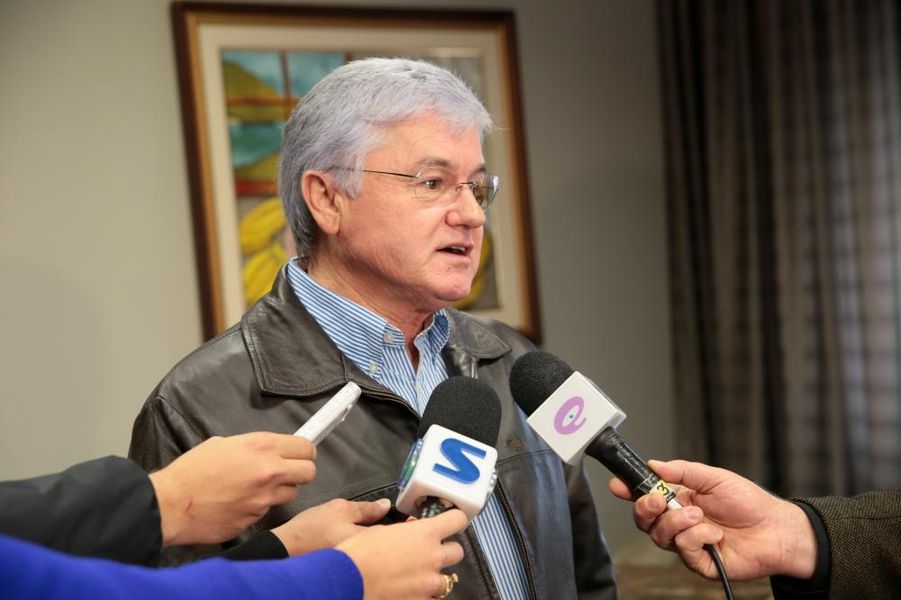 Presidente do Legislativo, deputado Rossoni concede entrevista coletiva na sala da Presidência.