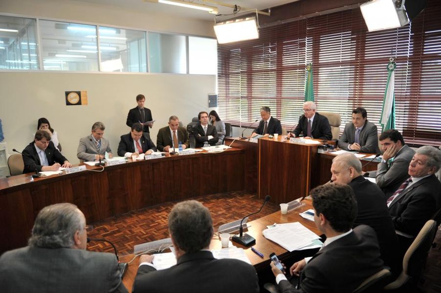 Parlamentares reunidos na CCJ desta terça-feira (15).