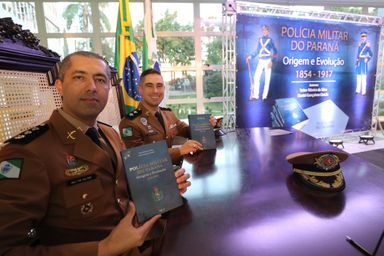 Livro sobre a história da Polícia Militar é lançado na Assembleia