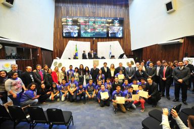 Alunos de Apaes do Paraná premiados em festival nacional de artes são homenageados na Alep