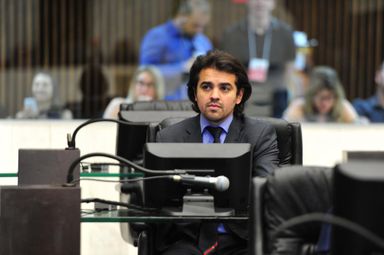 Deputados aprovam projeto para mês de combate à violência contra a mulher