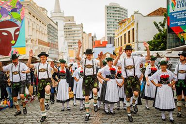 Grupo folclórico alemão faz apresentação na Alep
