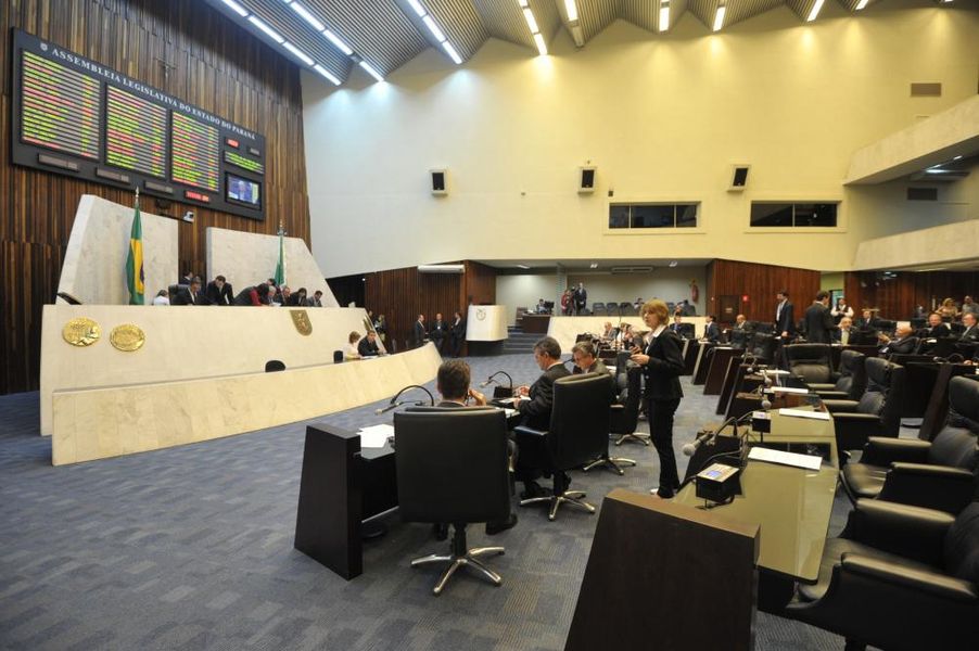 Parlamentares reunidos na sessão plenária.