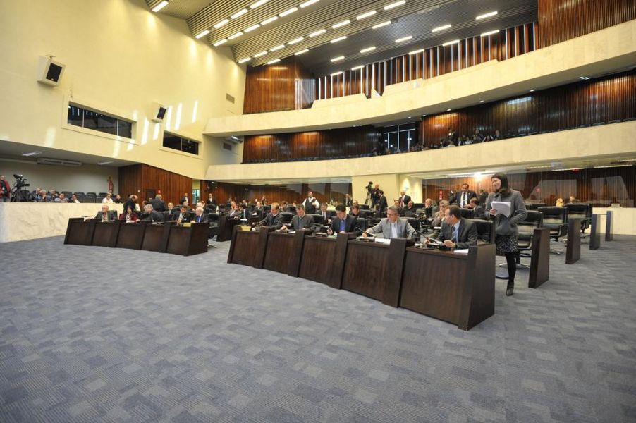 Parlamentares reunidos durante a sessão plenária desta segunda-feira (30).