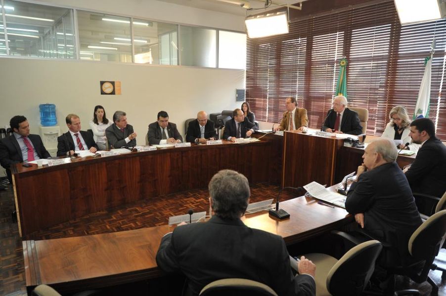 Parlamentares reunidos na CCJ nesta terça-feira (13).