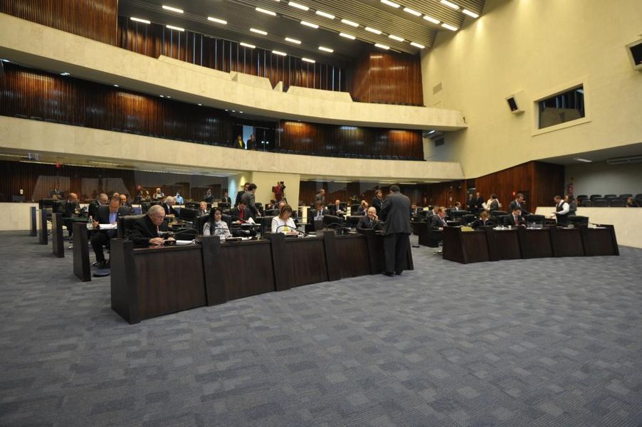 Parlamentares reunidos na sessão plenária desta terça-feira (08).