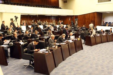 Plenário aprova onze projetos e adia discussão de veto à Ferrosul