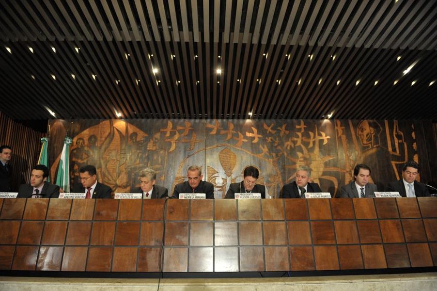 Parlamentares reunidos na CPI dos Pedágios desta terça-feira (08).