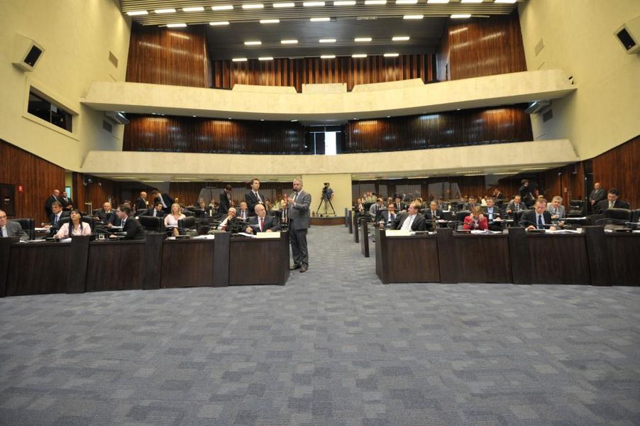 Visão geral do plenário durante a sessão desta segunda-feira (10).