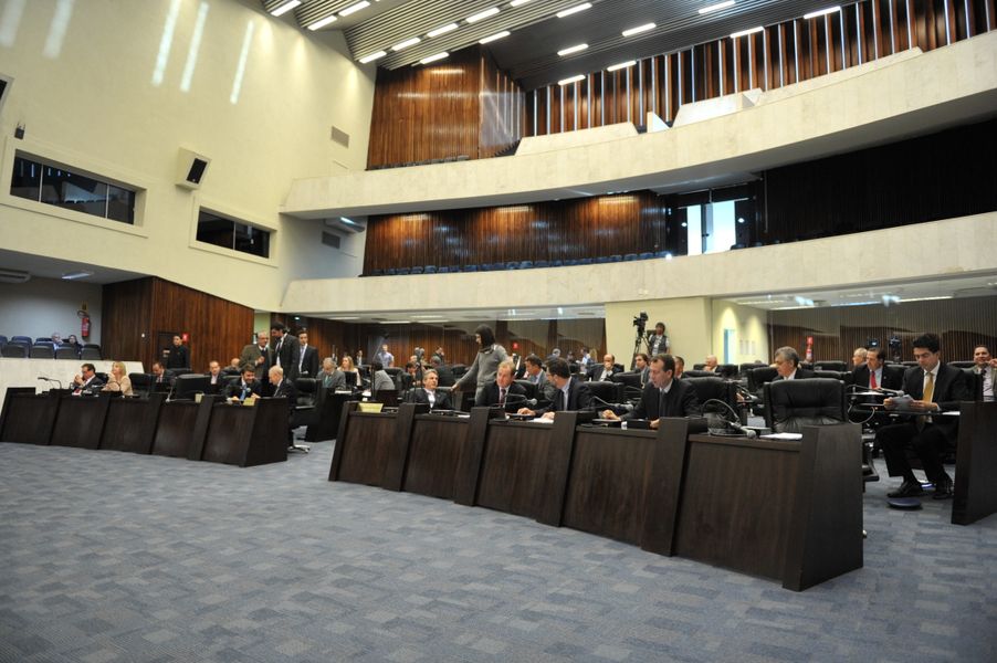 Parlamentares reunidos na sessão plenária desta quarta-feira (05).