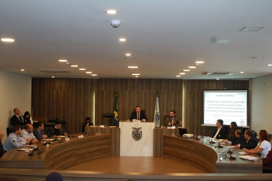 Reunião dos canudos e copos