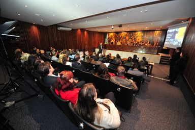 Relações governamentais éticas e transparentes podem resultar em melhores práticas políticas
