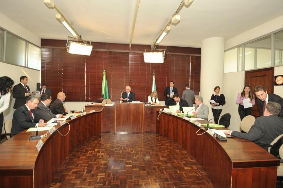 Parlamentares reunidos na CCJ desta terça-feira (16).