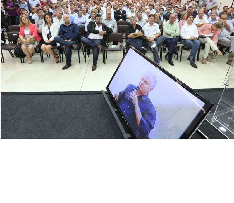Deputado Valdir Rossoni (PSDB) explica aos prefeitos como a Assembleia economizou os R$ 150 milhões repassados hoje