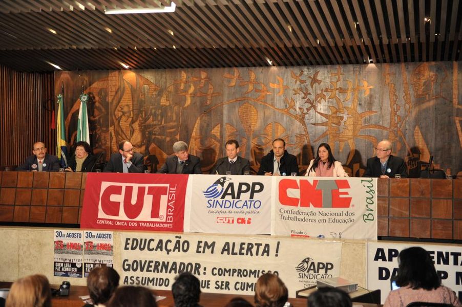 Composição da mesa durante a audiência pública que discutiu o enquadramento dos professores aposentados.