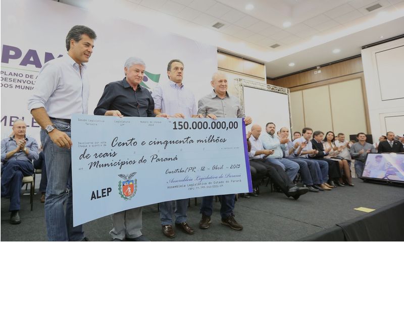 Da esquerda pra direita, governador Beto Richa, deputados Valdir Rossoni, Plauto Miró e Ademar Traino.