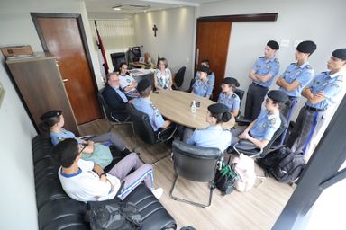 Colégio da Polícia Militar do Paraná visita a Assembleia