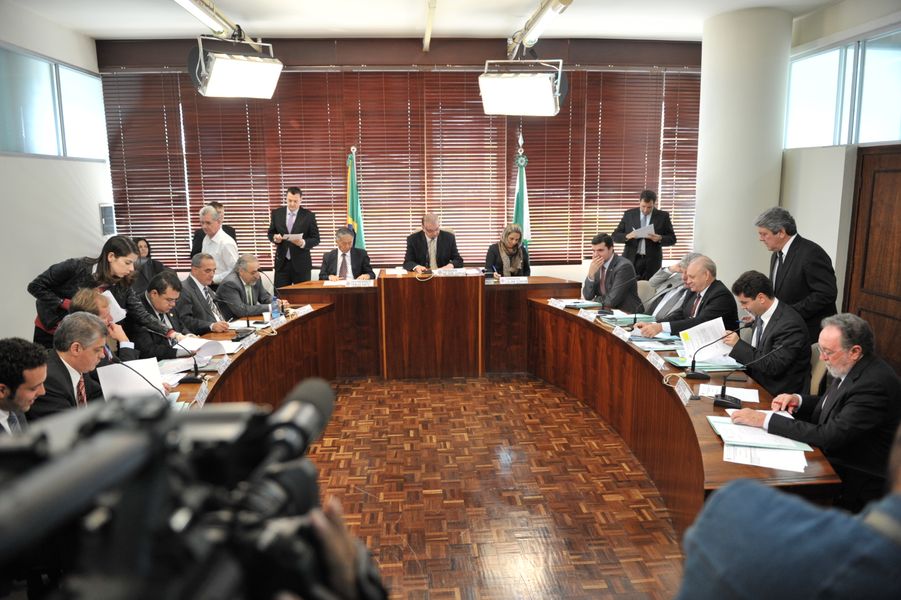 Deputados do legislativo paranaense reunidos na CCJ.