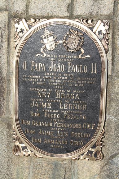 Placas em comemoração à missa celebrada pelo Papa João Paulo II ganham tratamento especial