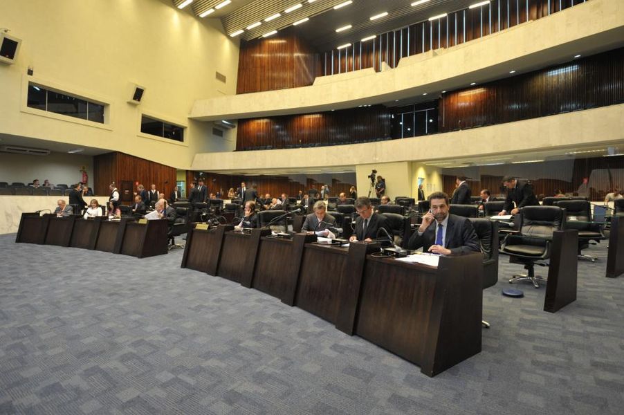 Parlamentares reunidos na sessão plenária.