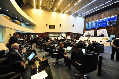 Deputados aprovam projeto para garantir isenção de taxas de revalidação de diplomas para refugiados