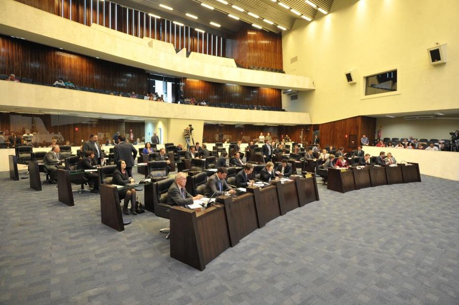 Parlamentares reunidos na sessão plenária nesta segunda-feira (27). 