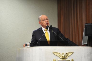 Luiz Carlos Hauly fala aos deputados sobre a proposta de Reforma Tributária