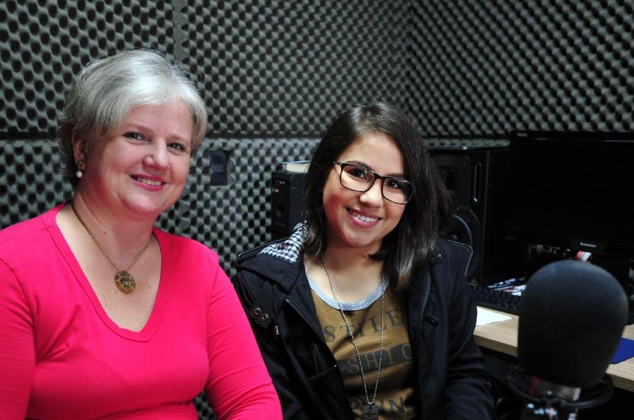 A estudante Érica de Oliveira Machado com sua professora Edna Hofstatter Scharlau, concedendo entrevista à Rádio Assembleia